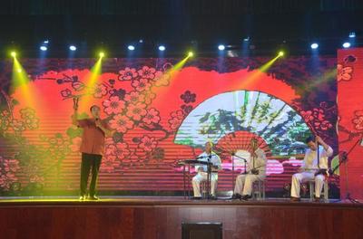 “新時(shí)代新阜陽(yáng)”文藝創(chuàng)作展演潁淮歡樂(lè)大舞臺(tái)走進(jìn)潁東